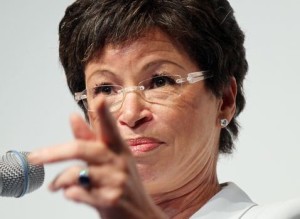 Valerie Jarrett at mic, pointing out at crowd